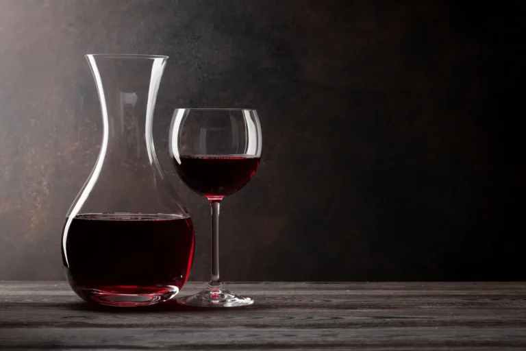 Decantador y copa de vino tinto